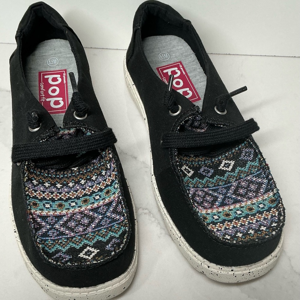 Pop Sneakers Womens 6.5 Black w/design on top Comfort Fit Boating Shoe Excellent